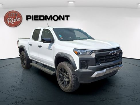 Used 2023 Chevrolet Colorado Trail Boss w/ Technology Package AWD/4WD image 3