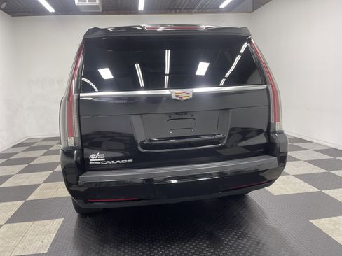 Used 2019 Cadillac Escalade Luxury image 3