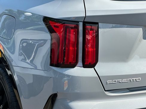 Certified 2023 Kia Sorento SX AWD/4WD image 26