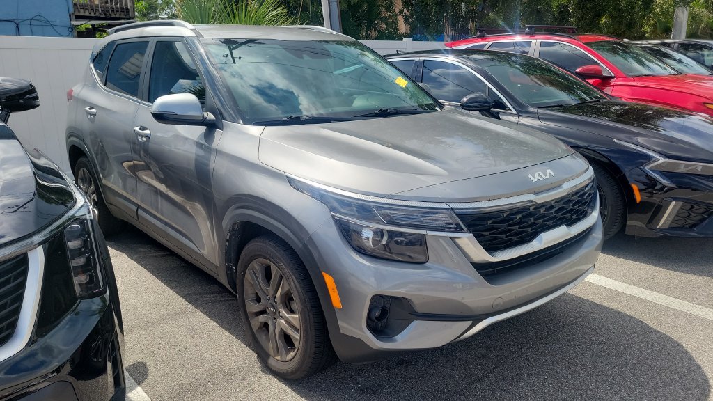Used 2023 Kia Seltos S w/ Navigation Package FWD image 3