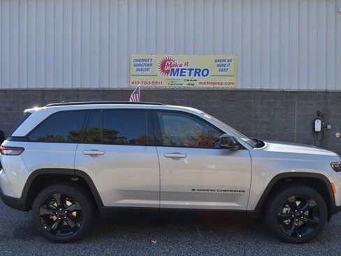 New 2025 Jeep Grand Cherokee Limited w/ Black Appearance Package image 9