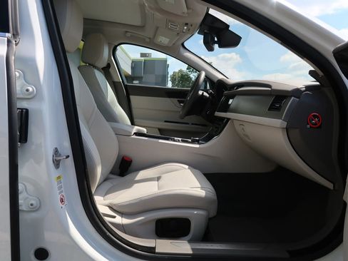 Used 2017 Jaguar XF Prestige image 23