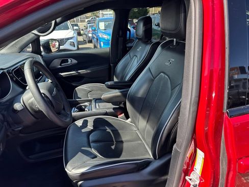 Used 2025 Chrysler Pacifica Limited FWD image 4