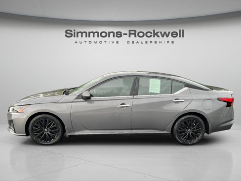 Used 2025 Nissan Altima 2.5 SV w/ SV Special Edition Package FWD image 2