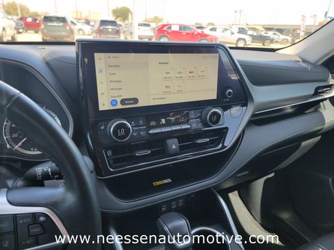 Used 2023 Toyota Highlander XLE image 24