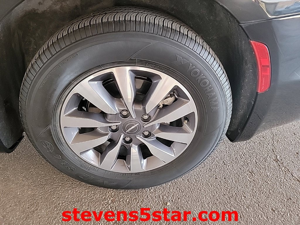 Used 2023 Chrysler Pacifica Touring-L FWD image 11