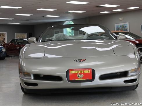 Used 2000 Chevrolet Corvette Convertible w/ Performance Handling Pkg RWD image 18