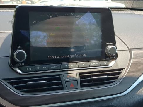 Used 2025 Nissan Altima 2.5 SV FWD image 17