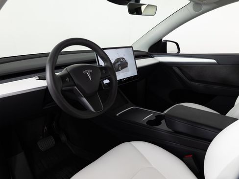 Used 2024 Tesla Model Y Long Range AWD/4WD image 12