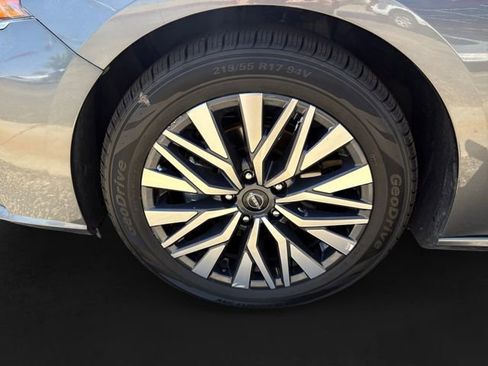 Used 2025 Nissan Altima 2.5 SV FWD image 11