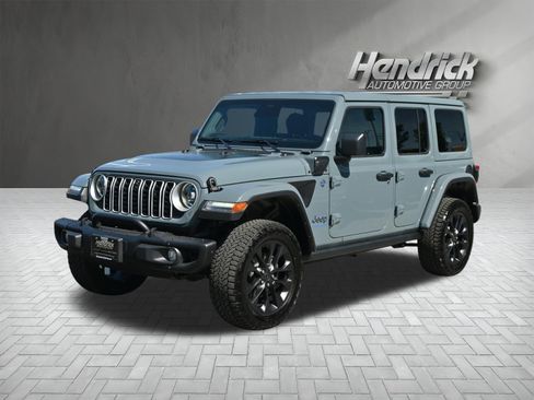 Used 2025 Jeep Wrangler Unlimited Sahara AWD/4WD image 5