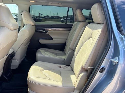Used 2022 Toyota Highlander Platinum AWD/4WD image 15