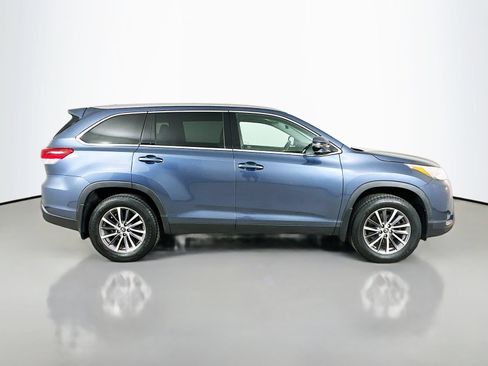 Used 2019 Toyota Highlander XLE AWD/4WD image 4