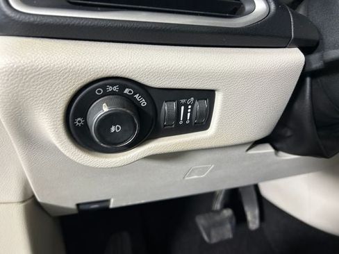 Used 2017 Chrysler Pacifica Touring-L FWD image 19