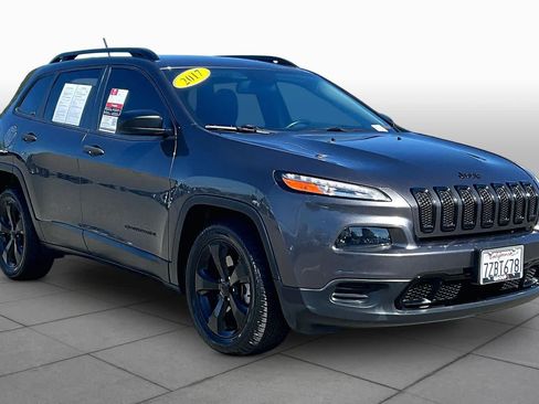 Used 2017 Jeep Cherokee Sport FWD image 2