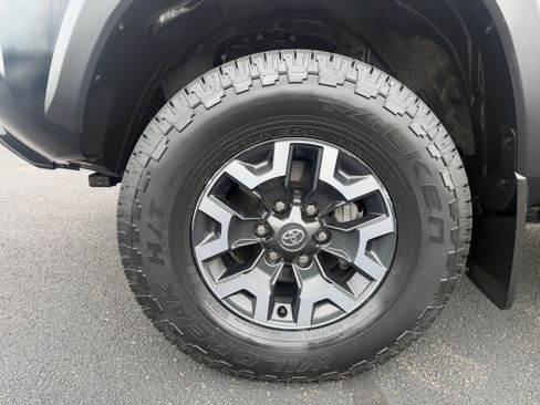 Used 2022 Toyota Tacoma TRD Off-Road AWD/4WD image 10