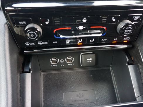 Used 2024 Jeep Grand Cherokee L Altitude AWD/4WD image 12