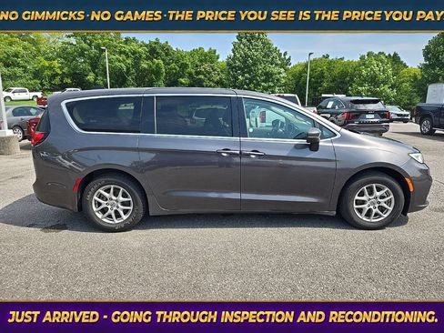 Used 2023 Chrysler Pacifica Touring-L FWD image 8