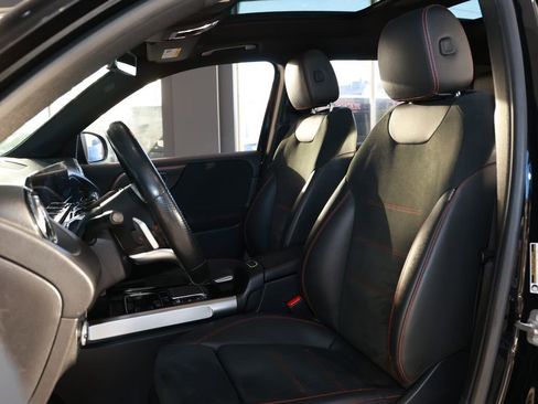 Used 2023 Mercedes-Benz GLB 250 4MATIC image 2