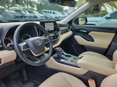 Used 2023 Toyota Highlander XLE FWD image 12