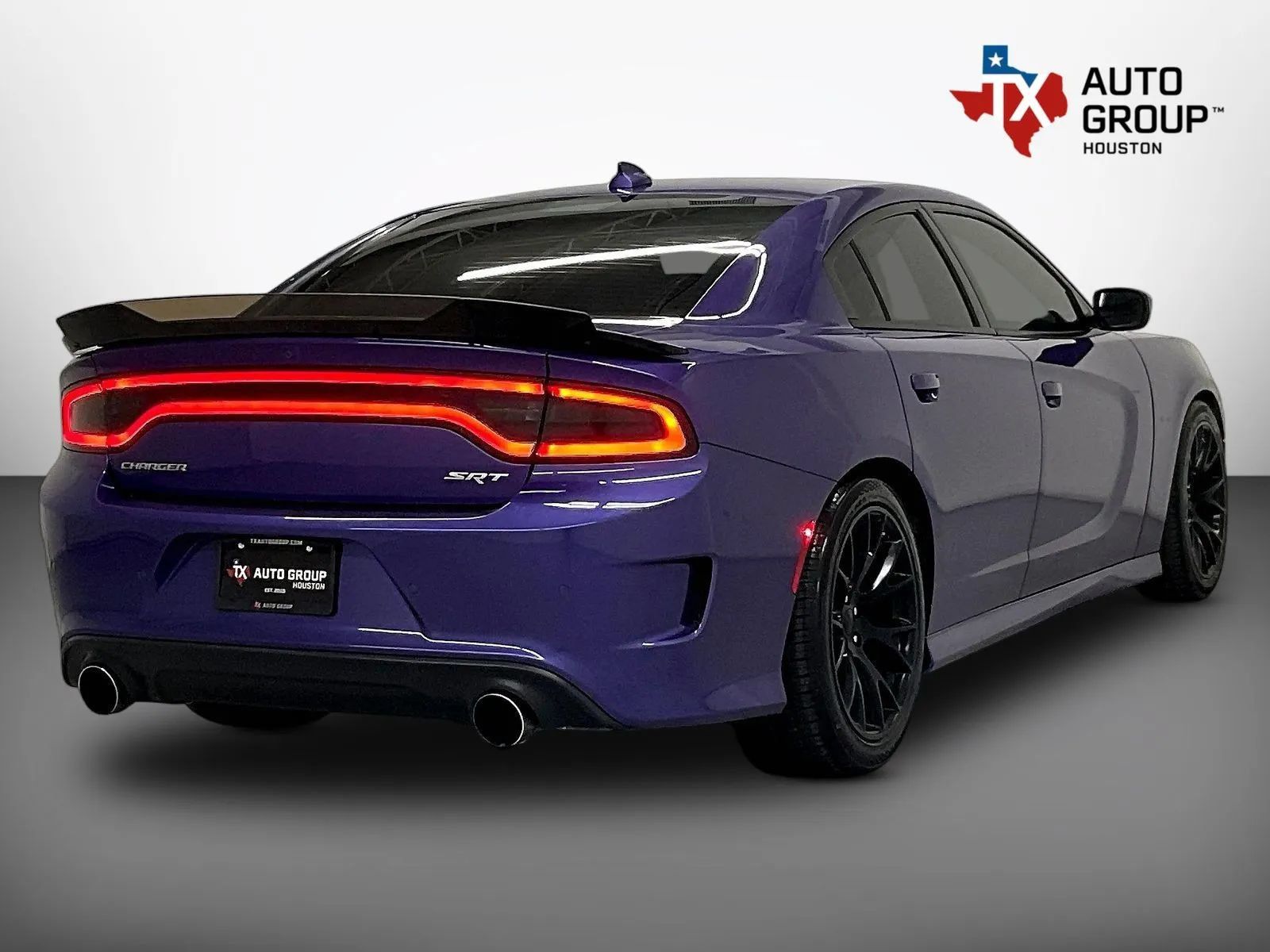 Used 2016 Dodge Charger SRT RWD image 5