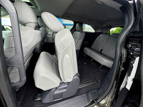 Used 2026 Toyota Sienna XLE FWD image 65
