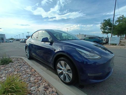 Used 2023 Tesla Model Y Long Range AWD/4WD image 4
