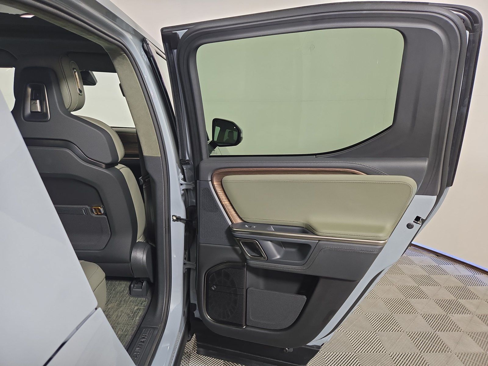 Used 2024 Rivian R1T Adventure Dual AWD/4WD image 19
