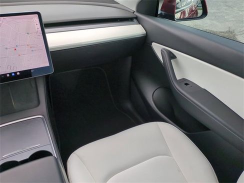 Used 2022 Tesla Model Y Long Range image 19