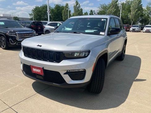 Used 2023 Jeep Grand Cherokee Limited w/ Black Appearance Package AWD/4WD image 3