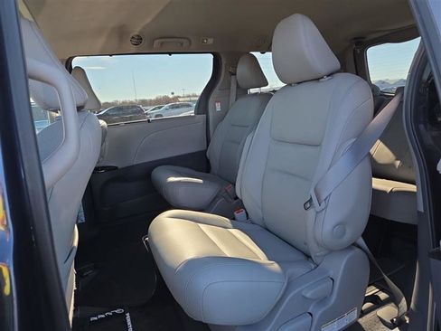 Used 2019 Toyota Sienna XLE w/ XLE Navigation Package image 8
