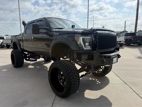 Used 2014 Ford F250 Platinum w/ FX4 Off-Road Package AWD/4WD image 4