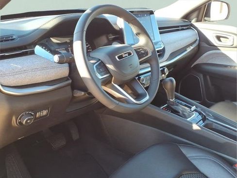 Used 2025 Jeep Compass Latitude image 8