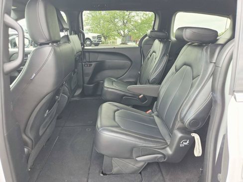 Used 2026 Chrysler Pacifica Select FWD image 13