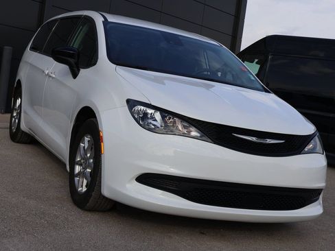 Used 2024 Chrysler Voyager LX image 6