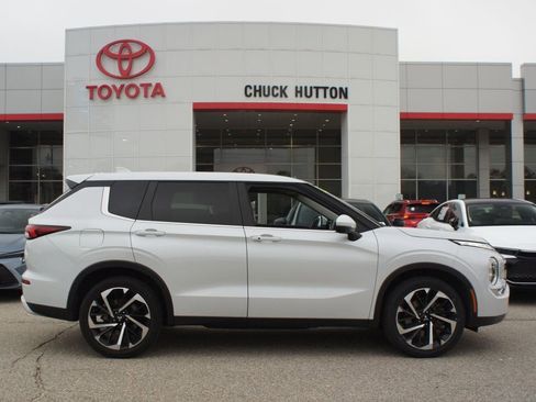 Used 2024 Mitsubishi Outlander SE image 1