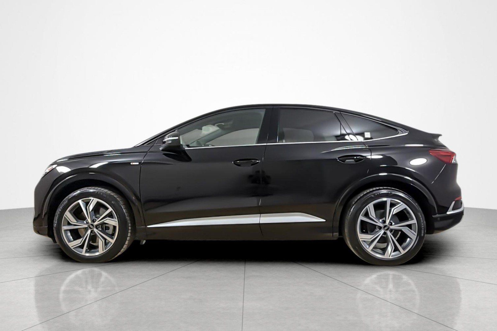 Certified 2024 Audi Q4 e-tron Premium Plus w/ Premium Plus AWD/4WD image 2