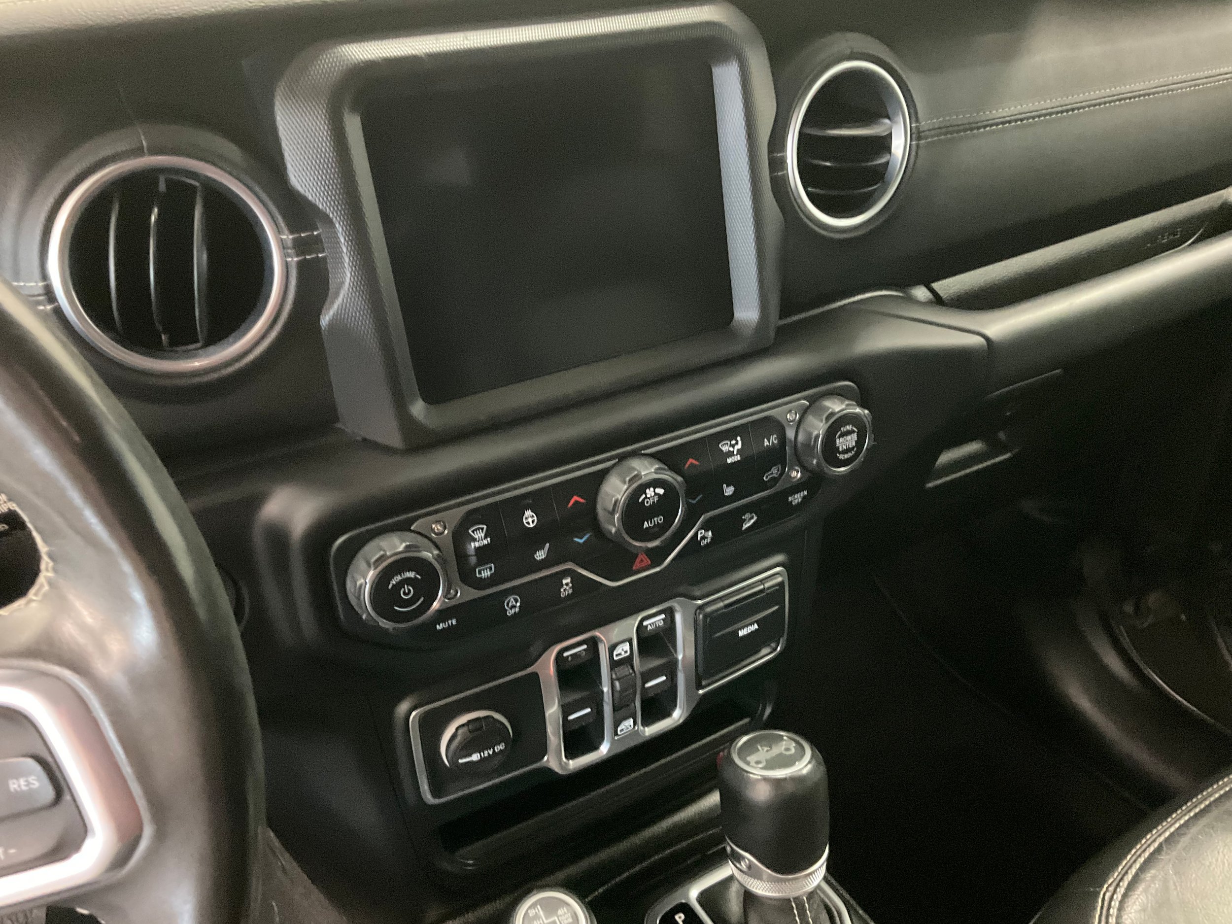 Used 2018 Jeep Wrangler Unlimited Sahara AWD/4WD image 14