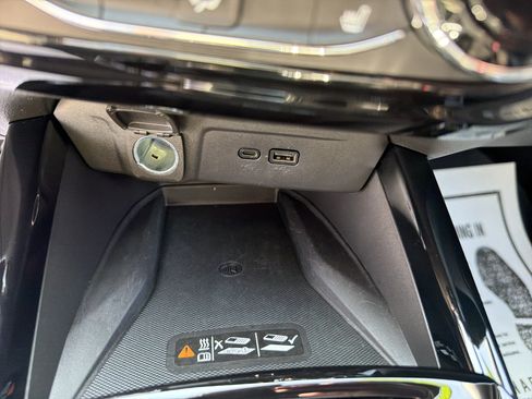 Used 2024 Chevrolet Trax RS w/ Sunroof Package FWD image 24