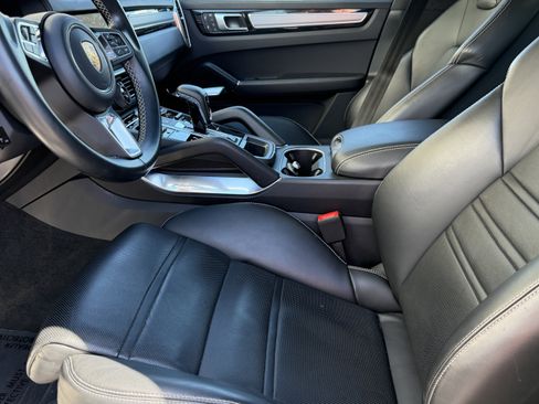 Certified 2022 Porsche Cayenne Turbo S image 4