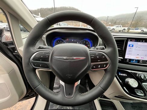 Used 2024 Chrysler Pacifica Touring-L FWD image 8