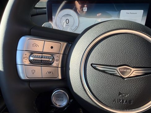 Used 2025 Genesis GV60 RWD image 28