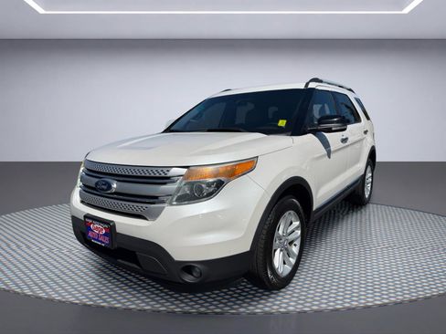 Used 2015 Ford Explorer XLT w/ Equipment Group 202B AWD/4WD image 2