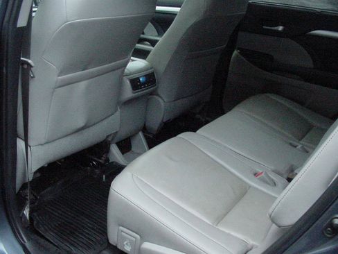 Used 2019 Toyota Highlander XLE image 24