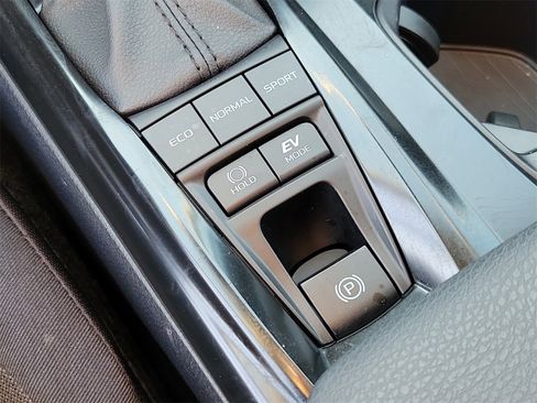 Used 2025 Toyota Camry LE image 29