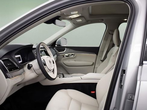 Certified 2025 Volvo XC90 T8 Plus w/ Protection Package Premier image 2