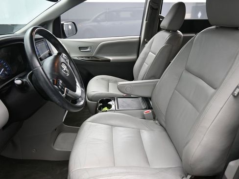 Used 2016 Toyota Sienna XLE image 10