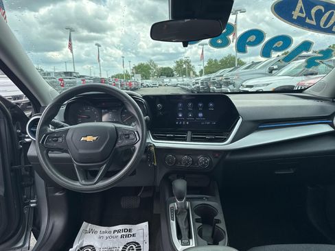 Used 2024 Chevrolet Trax LS w/ LS Convenience Package FWD image 12