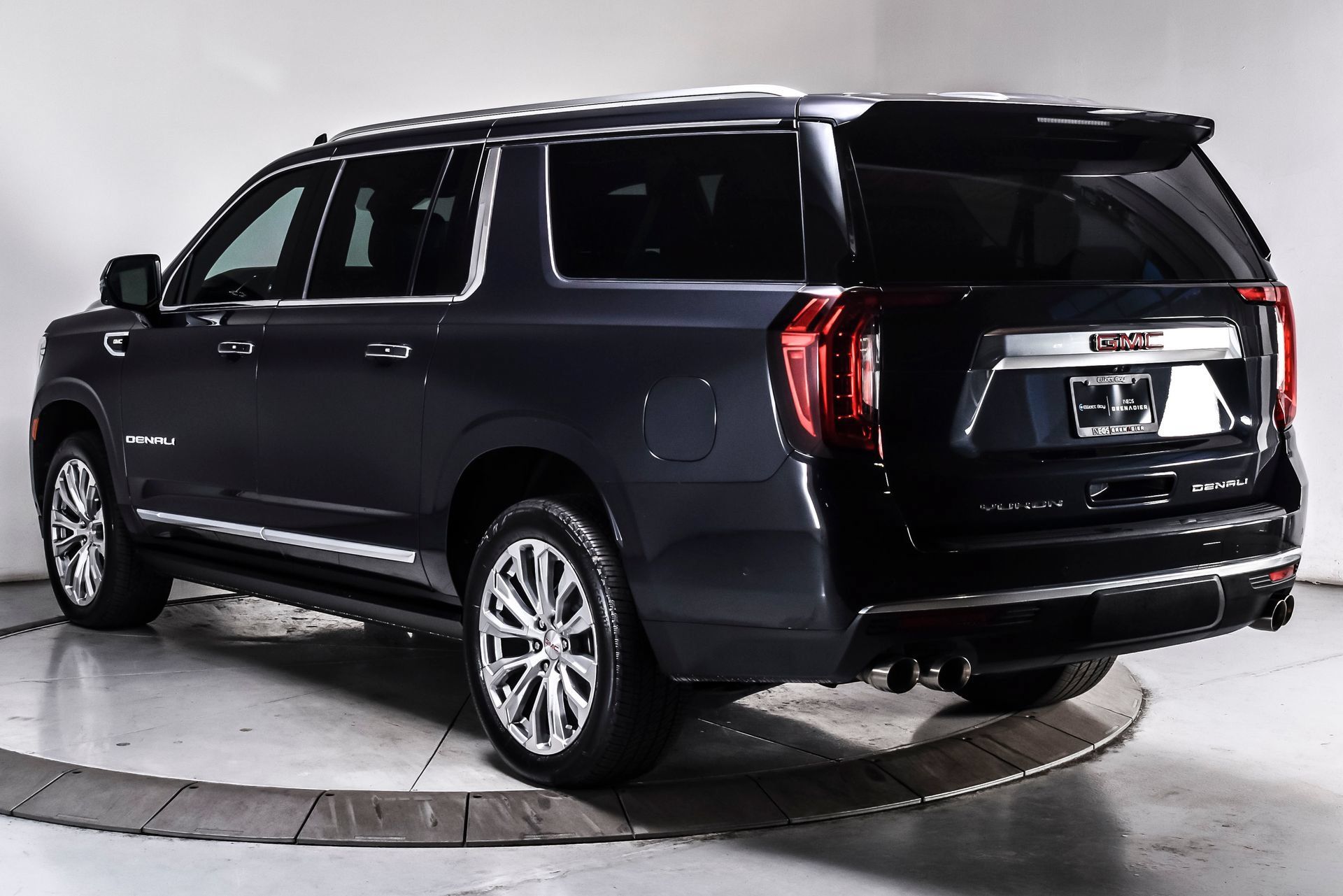 Used 2023 GMC Yukon XL Denali w/ Denali Reserve Package AWD/4WD image 4