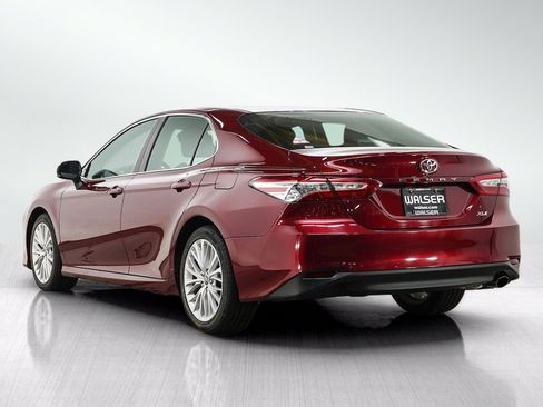 Used 2018 Toyota Camry XLE FWD image 3